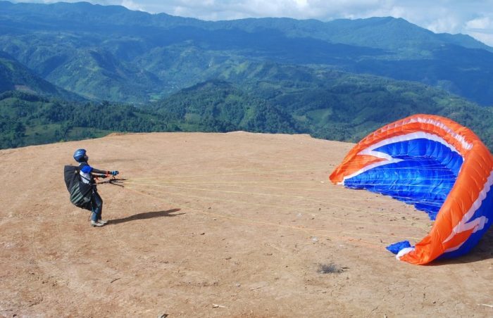 di-atas-ketinggian-gunung-bungsu-bermain-paralayang-960x620